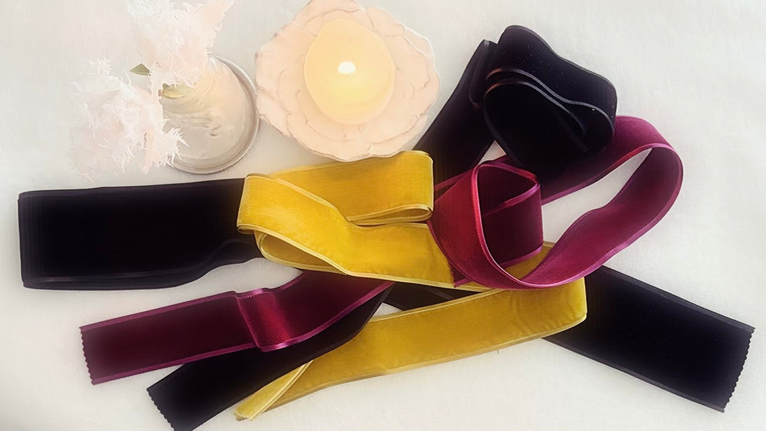 オードリー・ヘップバーンの気品とブリジット・バルドーの自由を纏う、Hélèneのアイコン『Classic Pony』の製作工程。木馬社のリボンが紡ぐ、正しく美しい淑女のための装い。