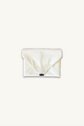 Hélène | Bag | Breakfast Flat | Swan | 
上質なベロア生地に繊細なレースをあしらった贅沢な仕立て。深みのある質感が陰影を生み出し、淑女の装いに静かな自信と知的な品格を添えるバッグです。
On Elegance .