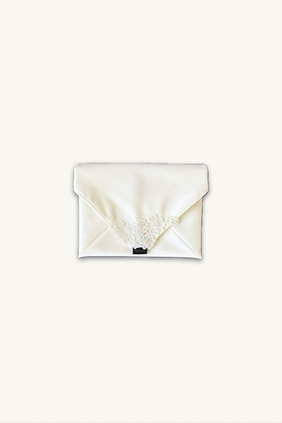 Hélène | Bag | Breakfast Flat | Swan | 
上質なベロア生地に繊細なレースをあしらった贅沢な仕立て。深みのある質感が陰影を生み出し、淑女の装いに静かな自信と知的な品格を添えるバッグです。
On Elegance .