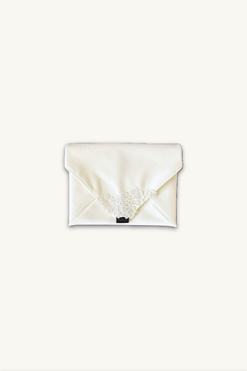 Hélène | Bag | Breakfast Flat | Swan | 
上質なベロア生地に繊細なレースをあしらった贅沢な仕立て。深みのある質感が陰影を生み出し、淑女の装いに静かな自信と知的な品格を添えるバッグです。
On Elegance .