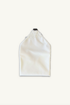 Hélène | Bag | Breakfast Flat | Swan | 
上質なベロア生地に繊細なレースをあしらった贅沢な仕立て。深みのある質感が陰影を生み出し、淑女の装いに静かな自信と知的な品格を添えるバッグです。
On Elegance .