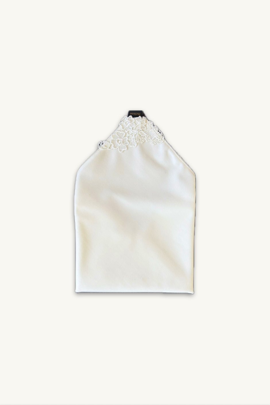 Hélène | Bag | Breakfast Flat | Swan | 
上質なベロア生地に繊細なレースをあしらった贅沢な仕立て。深みのある質感が陰影を生み出し、淑女の装いに静かな自信と知的な品格を添えるバッグです。
On Elegance .
