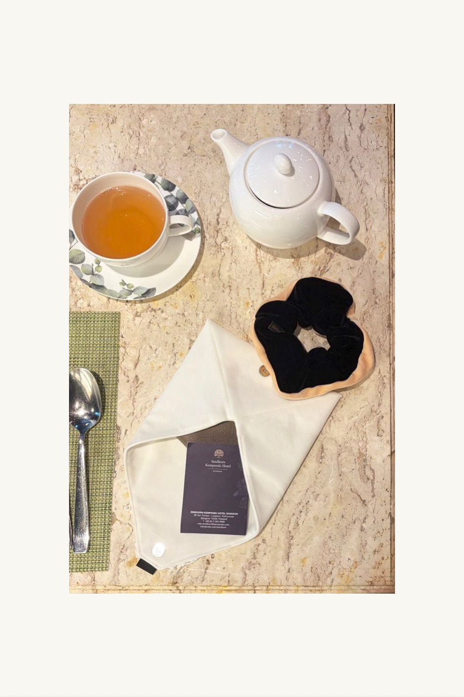 Hélène | Bag | Breakfast Flat | Swan | 
上質なベロア生地に繊細なレースをあしらった贅沢な仕立て。深みのある質感が陰影を生み出し、淑女の装いに静かな自信と知的な品格を添えるバッグです。
Captured at Flourish, Sindhorn Kempinski Hotel Bangkok.
ホテルステイやラウンジ、旅先のディナーに映える上品でタイムレスなクルーズラインのミニバッグ。
On Elegance. Timeless Travel Wear for Hotel Stay, Lounge and Cruising.