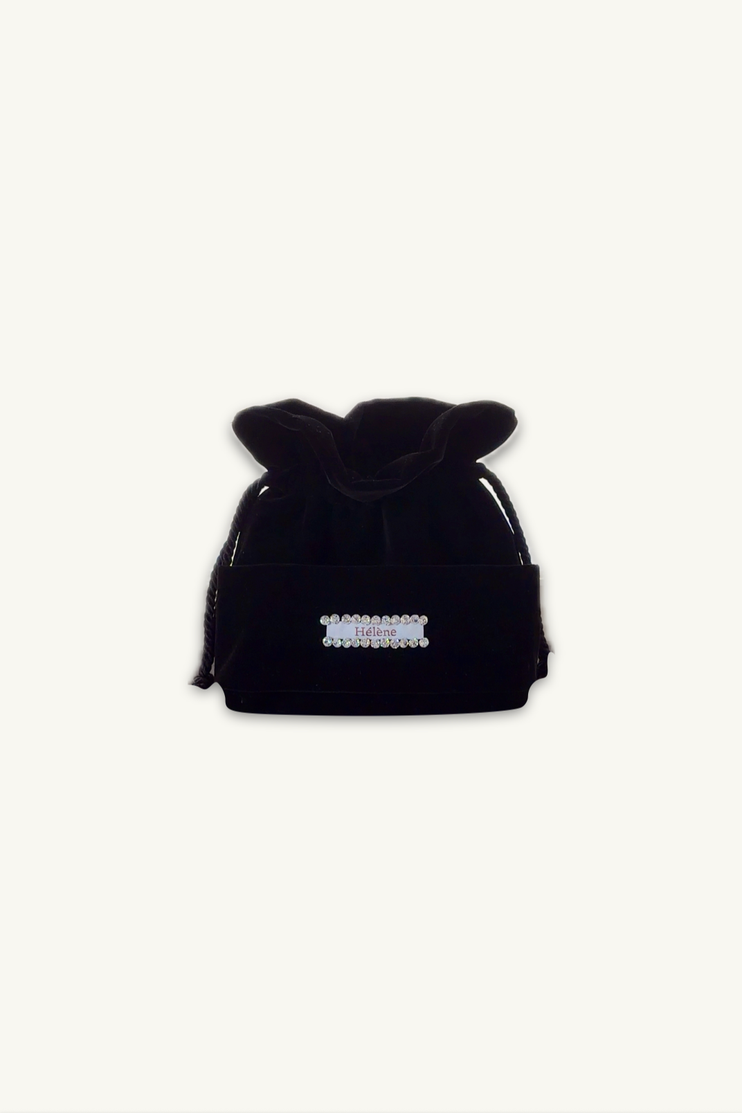 Hélène | Bag | Mademoiselle | Midnight | 
ミニバッグ・マドモアゼル。静寂な真夜中を思わせるミッドナイトブラックのベロアが、ジルコニアの輝きを星のように引き立てます。
On Elegance .