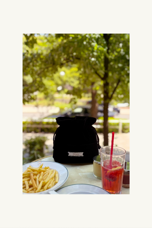 Hélène | Bag | Mademoiselle | Midnight | 
ミニバッグ・マドモアゼル。静寂な真夜中を思わせるミッドナイトブラックのベロアが、ジルコニアの輝きを星のように引き立てます。
On Elegance .