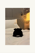 Hélène | Bag | Mademoiselle | Midnight | 
ミニバッグ・マドモアゼル。静寂な真夜中を思わせるミッドナイトブラックのベロアが、ジルコニアの輝きを星のように引き立てます。
Captured at Grand Premier Room, Sindhorn Kempinski Hotel Bangkok.
ホテルステイやラウンジ、旅先のディナーに映える上品でタイムレスなクルーズラインのミニバッグ。
On Elegance. Timeless Travel Wear for Hotel Stay, Lounge and Cruising.