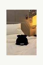 Hélène | Bag | Mademoiselle | Midnight | 
ミニバッグ・マドモアゼル。静寂な真夜中を思わせるミッドナイトブラックのベロアが、ジルコニアの輝きを星のように引き立てます。
Captured at Grand Premier Room, Sindhorn Kempinski Hotel Bangkok.
ホテルステイやラウンジ、旅先のディナーに映える上品でタイムレスなクルーズラインのミニバッグ。
On Elegance. Timeless Travel Wear for Hotel Stay, Lounge and Cruising.