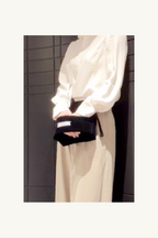 Hélène | Bag | Mademoiselle | Midnight | 
ミニバッグ・マドモアゼル。静寂な真夜中を思わせるミッドナイトブラックのベロアが、ジルコニアの輝きを星のように引き立てます。
Captured at Sindhorn Kempinski Hotel Bangkok.
ホテルステイやラウンジ、旅先のディナーに映える上品でタイムレスなクルーズラインのミニバッグ。
On Elegance. Timeless Travel Wear for Hotel Stay, Lounge and Cruising.