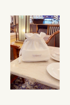 Hélène | Bag | Mademoiselle | Swan | 
ミニバッグ・マドモアゼル。白鳥の羽のように清らかなスワンホワイトのベロアが、持つ人を優雅にエスコートします。
On Elegance .