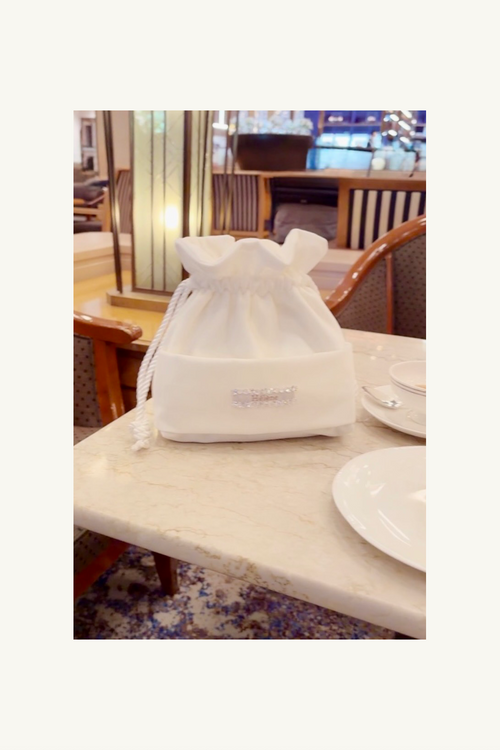 Hélène | Bag | Mademoiselle | Swan | 
ミニバッグ・マドモアゼル。白鳥の羽のように清らかなスワンホワイトのベロアが、持つ人を優雅にエスコートします。
On Elegance .