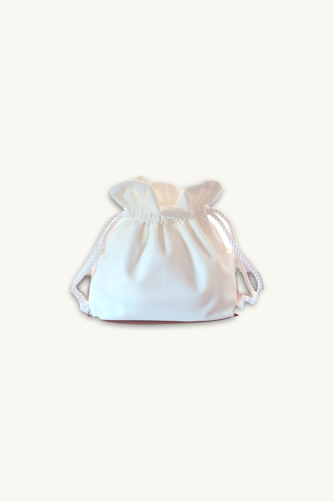 Hélène | Bag | Mademoiselle | Swan | 
ミニバッグ・マドモアゼル。白鳥の羽のように清らかなスワンホワイトのベロアが、持つ人を優雅にエスコートします。
On Elegance .