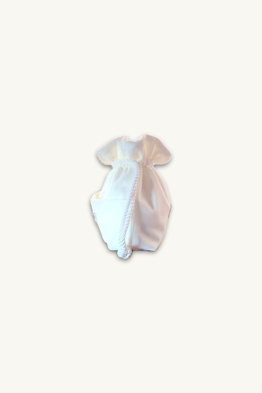 Hélène | Bag | Mademoiselle | Swan | 
ミニバッグ・マドモアゼル。白鳥の羽のように清らかなスワンホワイトのベロアが、持つ人を優雅にエスコートします。
On Elegance .