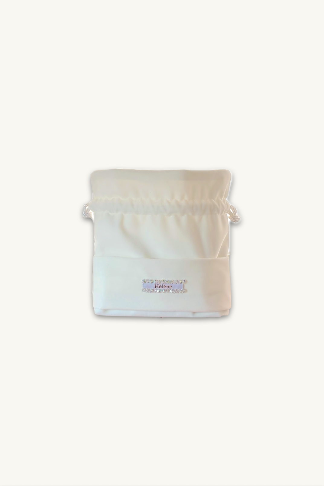 Hélène | Bag | Mademoiselle | Swan | 
ミニバッグ・マドモアゼル。白鳥の羽のように清らかなスワンホワイトのベロアが、持つ人を優雅にエスコートします。
On Elegance .