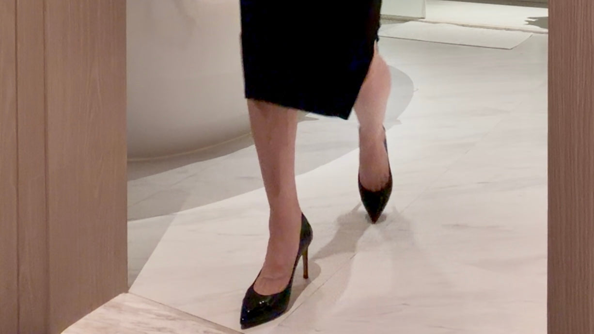 Hélène Insideアイキャッチ画像。
タイトル「夏の宵待と、リトルブラックドレス」
Hélène | Dress | First Dress | Black | Little Black Dress |
大理石の床を歩く、黒いニットドレスとピンヒール。夏の夜の装いが醸す、静かな艶と品格。
Captured at Sindhorn Kempinski Hotel Bangkok.
夜のバーやレストランにシームレスに寄り添う、リトルブラックドレス。ホテルステイ、夜のお出かけ、あらゆる夜のシーンに溶け込むエレガントなクルーズラインのワンピース。
On Elegance. Timeless Travel Wear for Hotel Stay, Lounge and Cruising.