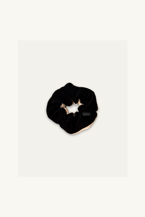 木馬社製の高級ベルベットリボンをバイカラーで使用したシュシュ「Classic Pony Deux」。深い黒と、温かみのあるアプリコット（杏色）のベルベットが重なり合い、コントラストを織りなす。直径約14cm。