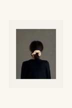 Hélène | Classic Pony | Deux | Black-Apricot | 
木馬社製ベルベットリボンをバイカラーで仕立てたシュシュ。
直径約14cmのボリューム感と、深い黒と温かみのあるアプリコット（杏色）のベルベットが重なり合い、コントラストを織りなす。
On Elegance .