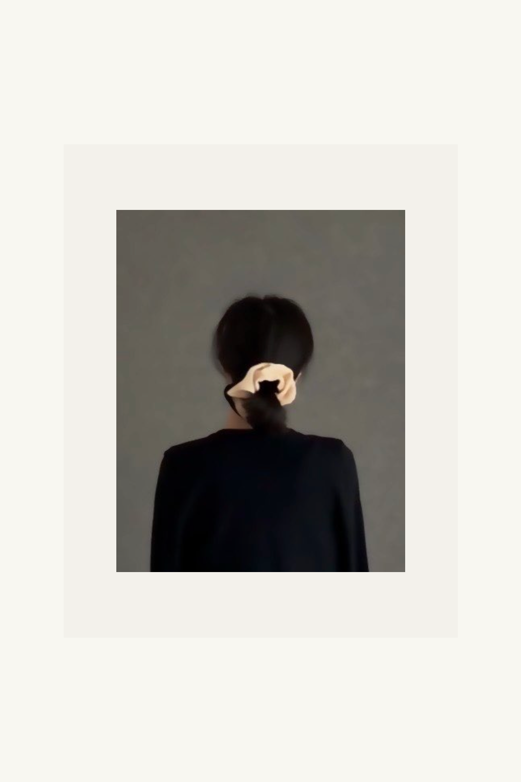 Hélène | Classic Pony | Deux | Black-Apricot | 
木馬社製ベルベットリボンをバイカラーで仕立てたシュシュ。
直径約14cmのボリューム感と、深い黒と温かみのあるアプリコット（杏色）のベルベットが重なり合い、コントラストを織りなす。
On Elegance .