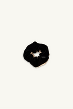 Hélène | Classic Pony | Deux | Black-Apricot | 
木馬社製ベルベットリボンをバイカラーで仕立てたシュシュ。
直径約14cmのボリューム感と、深い黒と温かみのあるアプリコット（杏色）のベルベットが重なり合い、コントラストを織りなす。
On Elegance .
