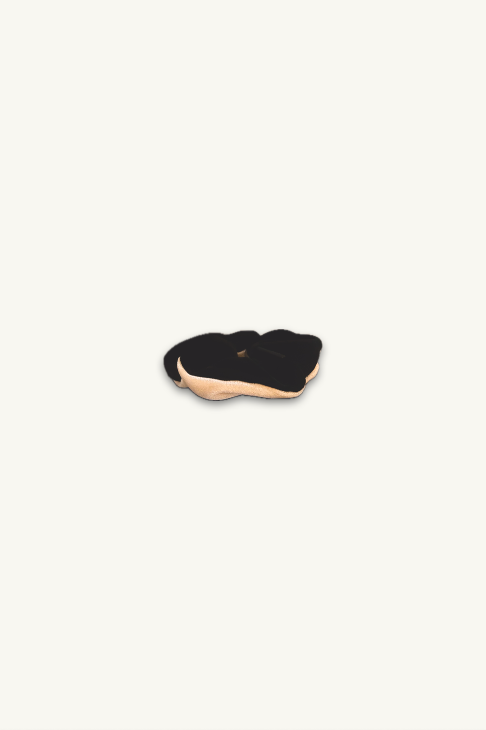 Hélène | Classic Pony | Deux | Black-Apricot | 
木馬社製ベルベットリボンをバイカラーで仕立てたシュシュ。
直径約14cmのボリューム感と、深い黒と温かみのあるアプリコット（杏色）のベルベットが重なり合い、コントラストを織りなす。
On Elegance .