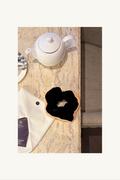 Hélène | Classic Pony | Deux | Black-Apricot | 
木馬社製ベルベットリボンをバイカラーで仕立てたシュシュ。
直径約14cmのボリューム感と、深い黒と温かみのあるアプリコット（杏色）のベルベットが重なり合い、コントラストを織りなす。
Captured at Flourish, Sindhorn Kempinski Hotel Bangkok.
ホテルステイやラウンジ、旅先のディナーに映える上品でタイムレスなクルーズラインのヘアアクセサリー。
On Elegance. Timeless Travel Wear for Hotel Stay, Lounge and Cruising.