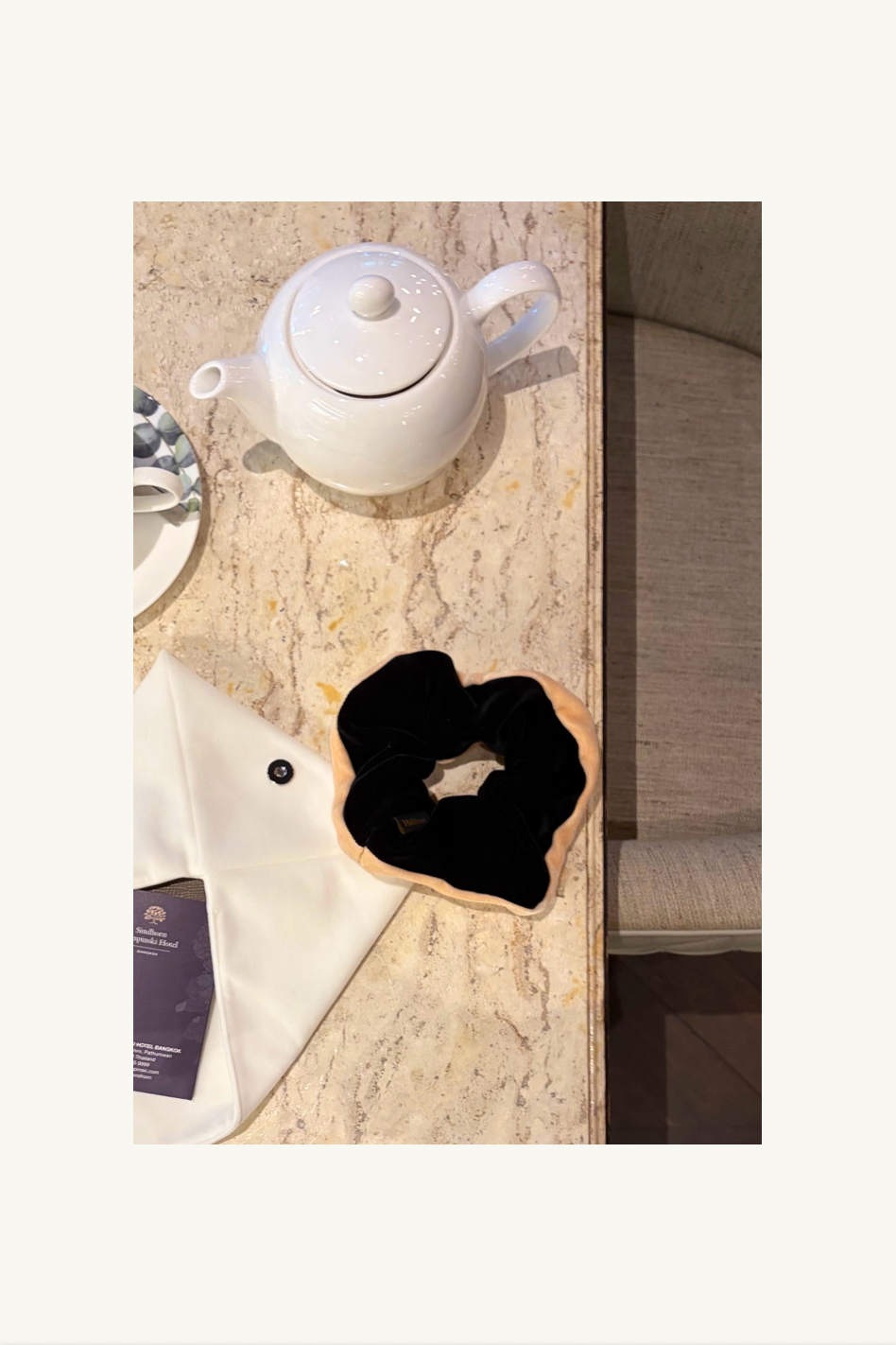 Hélène | Classic Pony | Deux | Black-Apricot | 
木馬社製ベルベットリボンをバイカラーで仕立てたシュシュ。
直径約14cmのボリューム感と、深い黒と温かみのあるアプリコット（杏色）のベルベットが重なり合い、コントラストを織りなす。
Captured at Flourish, Sindhorn Kempinski Hotel Bangkok.
ホテルステイやラウンジ、旅先のディナーに映える上品でタイムレスなクルーズラインのヘアアクセサリー。
On Elegance. Timeless Travel Wear for Hotel Stay, Lounge and Cruising.