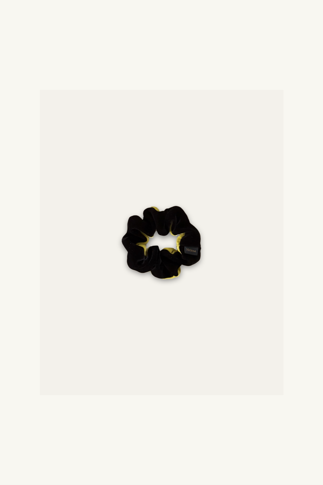 Hélène | Classic Pony | Deux Petit | Black-Pistachio | 
木馬社製ベルベットリボンをバイカラーで仕立てた、小ぶりなシュシュ。
直径約11cmのボリューム感と、黒と柔らかなピスタチオ（薄緑色）のベルベットが重なり合う。
On Elegance .