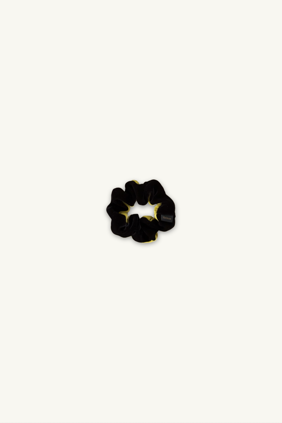 Hélène | Classic Pony | Deux Petit | Black-Pistachio | 
木馬社製ベルベットリボンをバイカラーで仕立てた、小ぶりなシュシュ。
直径約11cmのボリューム感と、柔らかなピスタチオ（薄緑色）と黒のベルベットが重なり合う。
ホテルステイやラウンジ、旅先のディナーに映える上品でタイムレスなクルーズラインのヘアアクセサリー。
On Elegance. Timeless Travel Wear for Hotel Stay, Lounge and Cruising.