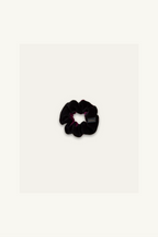Hélène | Classic Pony | Deux Petit | Black-Raspberry | 
木馬社製ベルベットリボンをバイカラーで仕立てた、小ぶりなシュシュ。
直径約11cmのボリューム感と、黒と鮮やかなラズベリー（木苺色）のベルベットが重なり合う。
On Elegance .