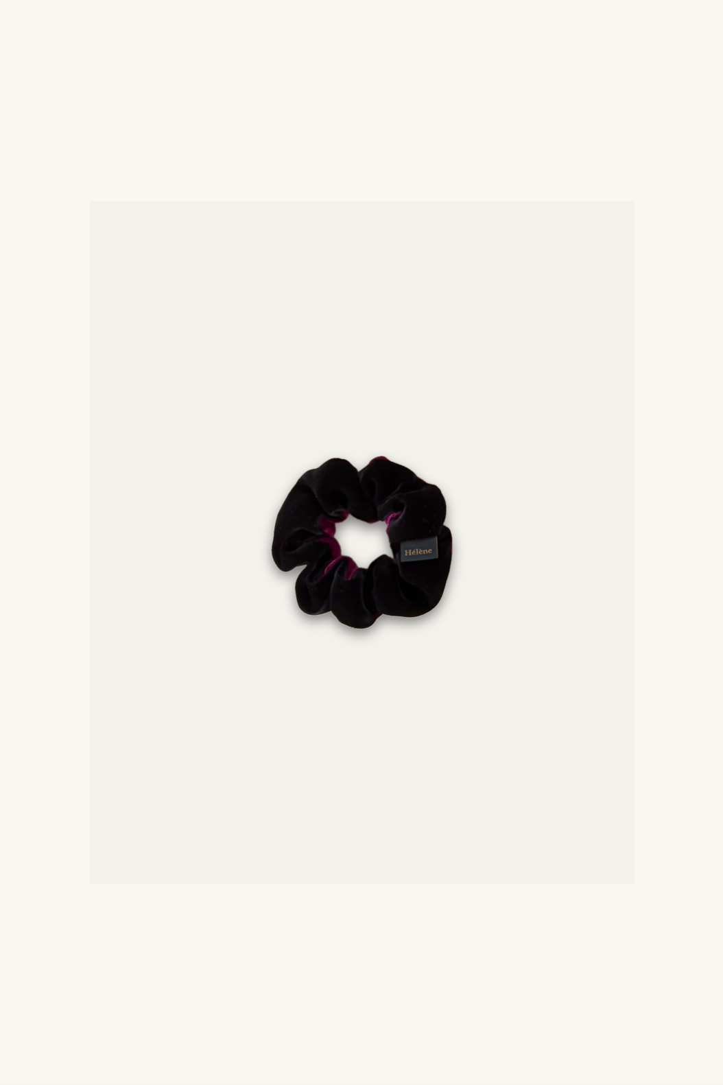 Hélène | Classic Pony | Deux Petit | Black-Raspberry | 
木馬社製ベルベットリボンをバイカラーで仕立てた、小ぶりなシュシュ。
直径約11cmのボリューム感と、黒と鮮やかなラズベリー（木苺色）のベルベットが重なり合う。
On Elegance .