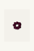Hélène | Classic Pony | Deux Petit | Black-Raspberry | 
木馬社製ベルベットリボンをバイカラーで仕立てた、小ぶりなシュシュ。
直径約11cmのボリューム感と、黒と鮮やかなラズベリー（木苺色）のベルベットが重なり合う。
On Elegance .