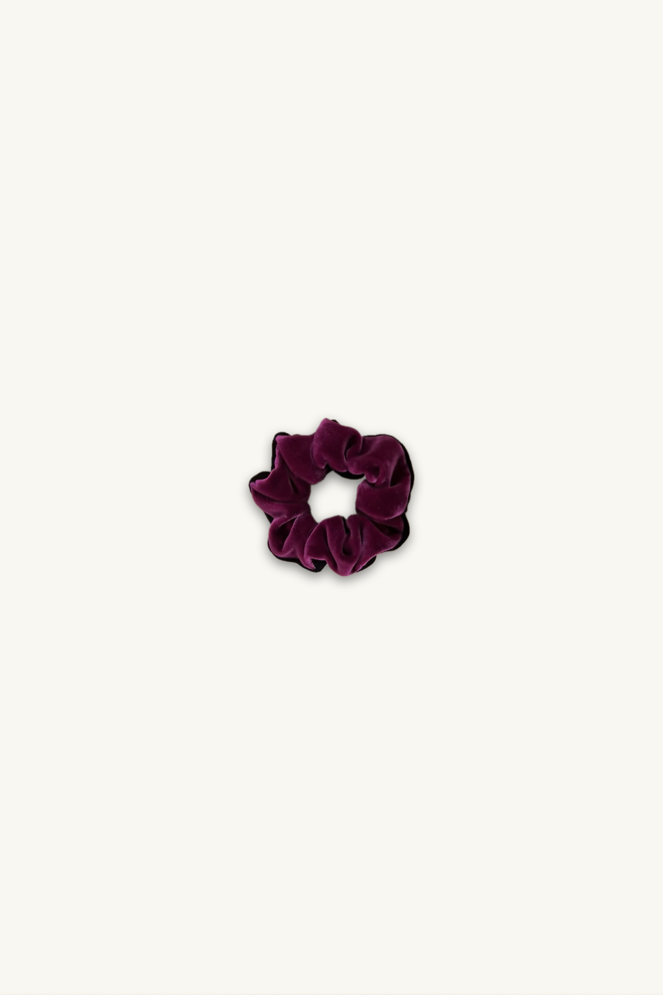 Hélène | Classic Pony | Deux Petit | Black-Raspberry | 
木馬社製ベルベットリボンをバイカラーで仕立てた、小ぶりなシュシュ。
直径約11cmのボリューム感と、鮮やかなラズベリー（木苺色）と黒のベルベットが重なり合う。
ホテルステイやラウンジ、旅先のディナーに映える上品でタイムレスなクルーズラインのヘアアクセサリー。
On Elegance. Timeless Travel Wear for Hotel Stay, Lounge and Cruising.