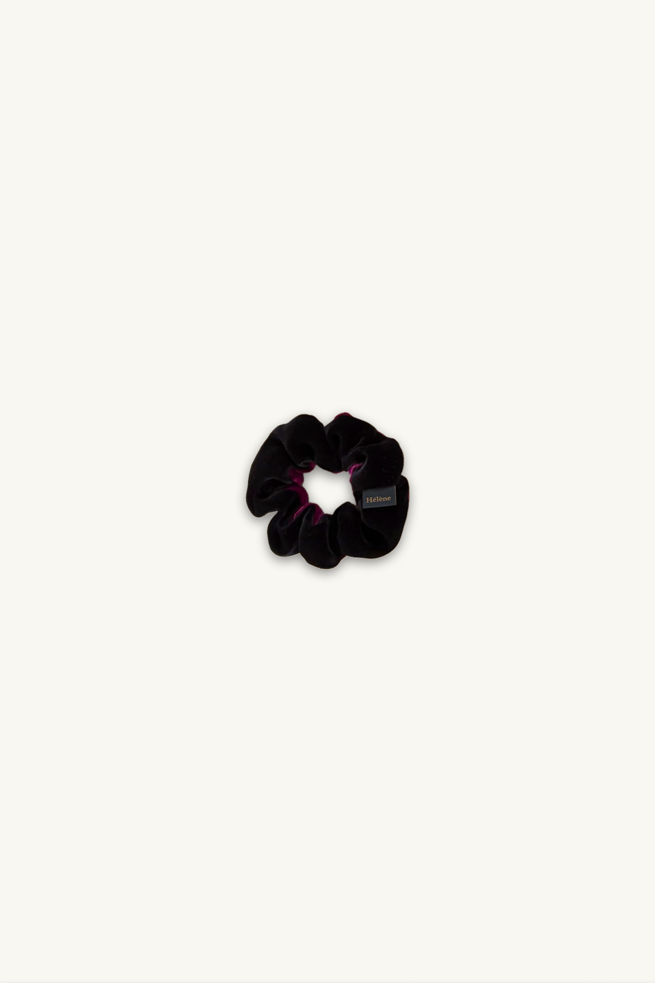 Hélène | Classic Pony | Deux Petit | Black-Raspberry | 
木馬社製ベルベットリボンをバイカラーで仕立てた、小ぶりなシュシュ。
直径約11cmのボリューム感と、鮮やかなラズベリー（木苺色）と黒のベルベットが重なり合う。
ホテルステイやラウンジ、旅先のディナーに映える上品でタイムレスなクルーズラインのヘアアクセサリー。
On Elegance. Timeless Travel Wear for Hotel Stay, Lounge and Cruising.