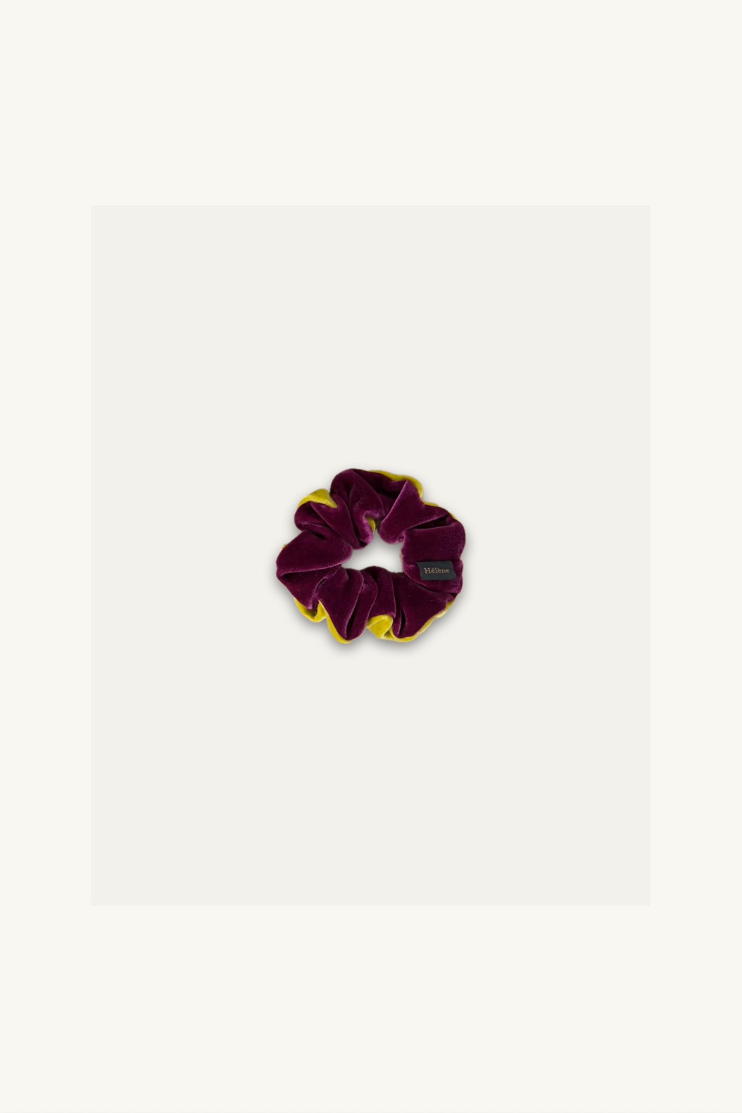 Hélène | Classic Pony | Deux Petit | Raspberry-Pistachio | 
木馬社製ベルベットリボンをバイカラーで仕立てた、小ぶりなシュシュ。
直径約11cmのボリューム感と、鮮やかなラズベリーとピスタチオのベルベットが、遊び心のあるコントラストを描く。
On Elegance .