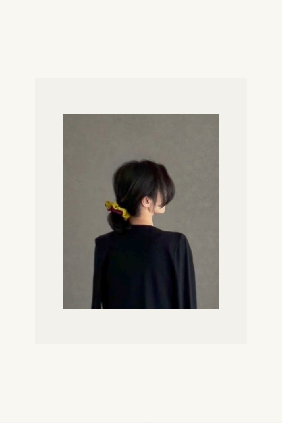 Hélène | Classic Pony | Deux Petit | Raspberry-Pistachio | 
木馬社製ベルベットリボンをバイカラーで仕立てた、小ぶりなシュシュ。
直径約11cmのボリューム感と、鮮やかなラズベリーとピスタチオのベルベットが、遊び心のあるコントラストを描く。
On Elegance .