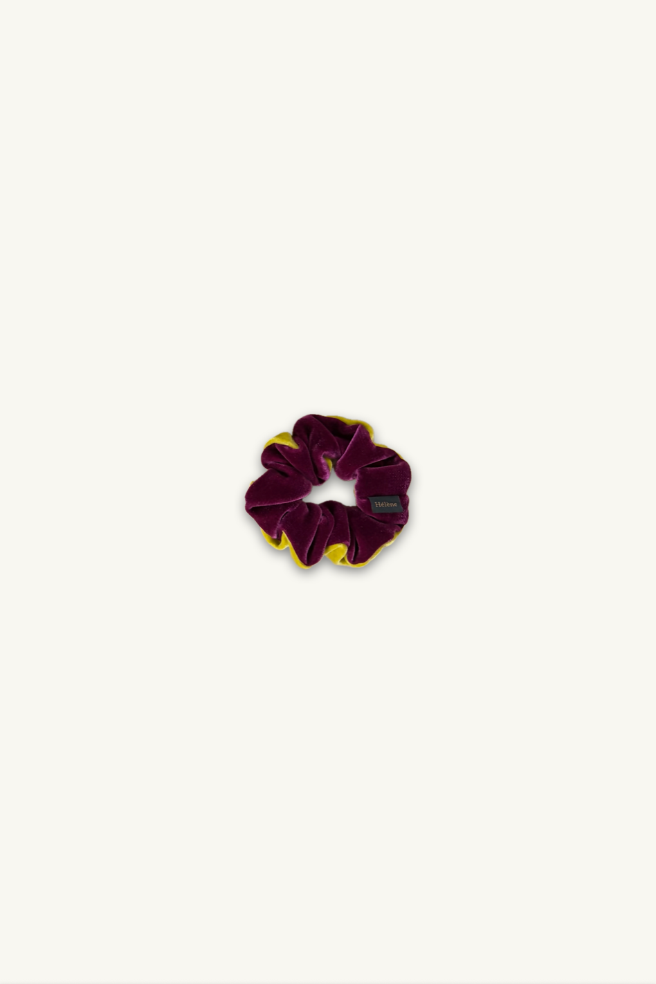Hélène | Classic Pony | Deux Petit | Raspberry-Pistachio | 
木馬社製ベルベットリボンをバイカラーで仕立てた、小ぶりなシュシュ。
直径約11cmのボリューム感と、鮮やかなラズベリーとピスタチオのベルベットが、遊び心のあるコントラストを描く。
ホテルステイやラウンジ、旅先のディナーに映える上品でタイムレスなクルーズラインのヘアアクセサリー。
On Elegance. Timeless Travel Wear for Hotel Stay, Lounge and Cruising.