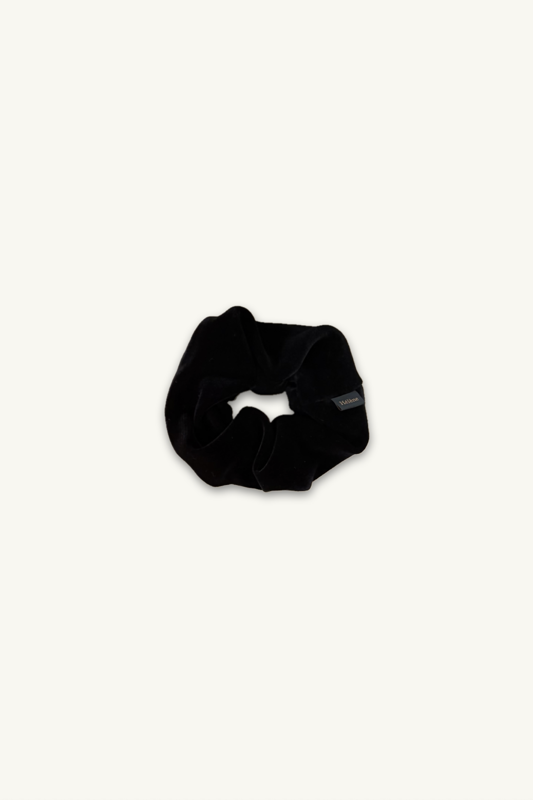 Hélène | Classic Pony | Traditional | Black | 
木馬社製の高級ベルベットリボンを使用した、ブラックの単色シュシュ。
直径約14cmのボリューム感と、深い夜のようなベルベットの光沢と質感が、気品漂うヘアスタイルを演出する。
On Elegance .