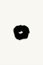 Hélène | Classic Pony | Traditional | Black | 
木馬社製の高級ベルベットリボンを使用した、ブラックの単色シュシュ。
直径約14cmのボリューム感と、深い夜のようなベルベットの光沢と質感が、気品漂うヘアスタイルを演出する。
On Elegance .