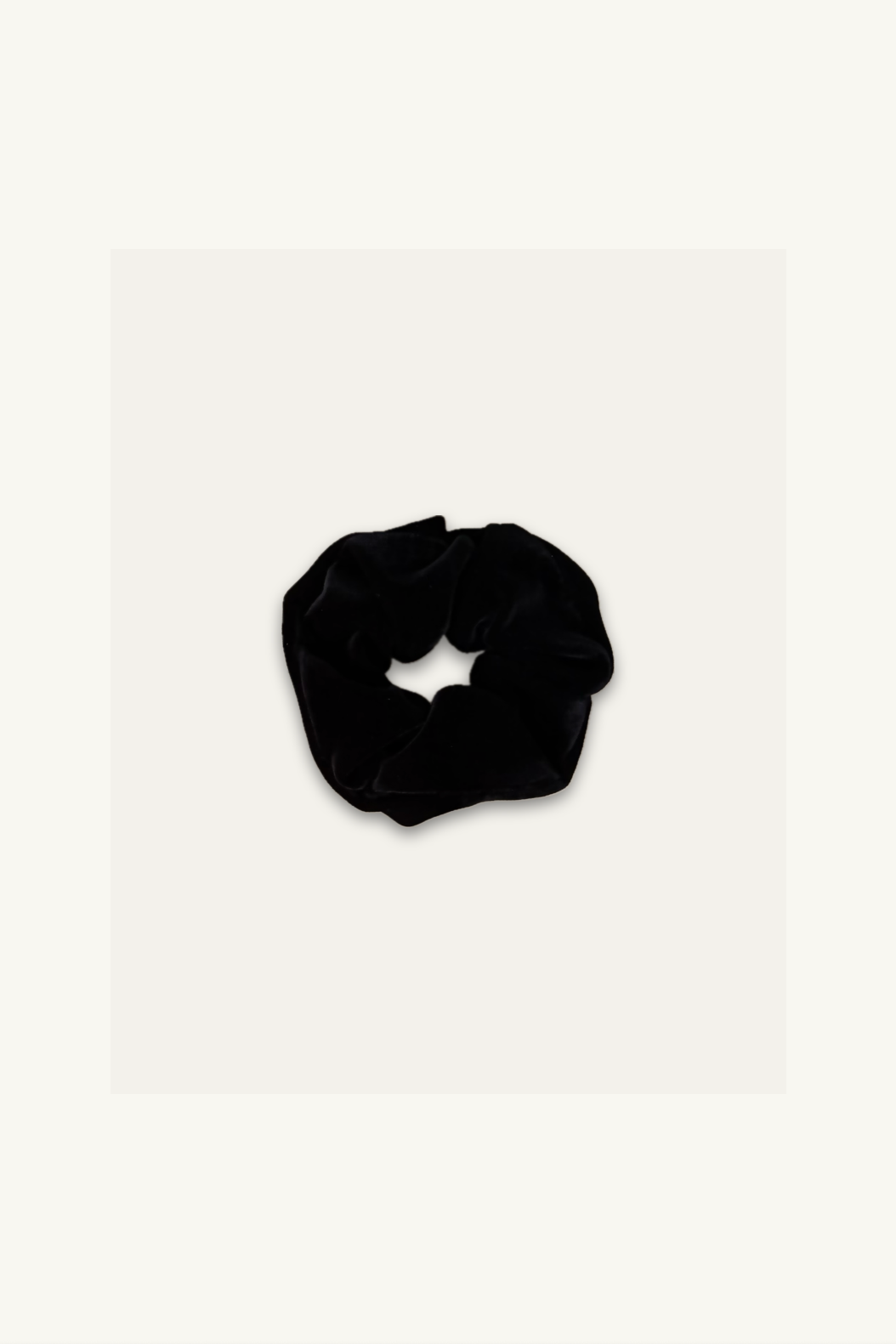 木馬社製の高級ベルベットリボンを使用した、漆黒の単色シュシュ「Classic Pony Traditional」。深い闇のようなベルベットの光沢と質感が、気品漂うヘアスタイルを演出する。直径約14cmのボリューム感。