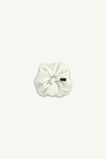 Hélène | Classic Pony | Traditional | Classic white | 
木馬社製の高級ベルベットリボンを使用した、クラシックホワイトの単色シュシュ。
直径約14cmのボリューム感と、生成りがかった温かみのある白のベルベットが、柔らかく高貴な印象を与える。
On Elegance .