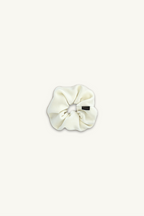 Hélène | Classic Pony | Traditional | Classic white | 
木馬社製の高級ベルベットリボンを使用した、クラシックホワイトの単色シュシュ。
直径約14cmのボリューム感と、生成りがかった温かみのある白のベルベットが、柔らかく高貴な印象を与える。
On Elegance .