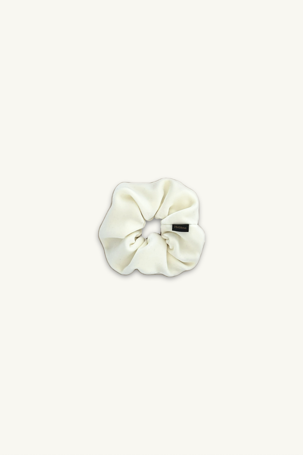 Hélène | Classic Pony | Traditional | Classic white | 
木馬社製の高級ベルベットリボンを使用した、クラシックホワイトの単色シュシュ。
直径約14cmのボリューム感と、生成りがかった温かみのある白のベルベットが、柔らかく高貴な印象を与える。
On Elegance .