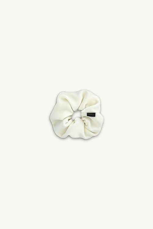 Hélène | Classic Pony | Traditional | Classic white | 
木馬社製の高級ベルベットリボンを使用した、クラシックホワイトの単色シュシュ。
直径約14cmのボリューム感と、生成りがかった温かみのある白のベルベットが、柔らかく高貴な印象を与える。
ホテルステイやラウンジ、旅先のディナーに映える上品でタイムレスなクルーズラインのヘアアクセサリー。
On Elegance. Timeless Travel Wear for Hotel Stay, Lounge and Cruising.