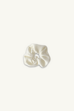 Hélène | Classic Pony | Traditional | Classic white | 
木馬社製の高級ベルベットリボンを使用した、クラシックホワイトの単色シュシュ。
直径約14cmのボリューム感と、生成りがかった温かみのある白のベルベットが、柔らかく高貴な印象を与える。
On Elegance .