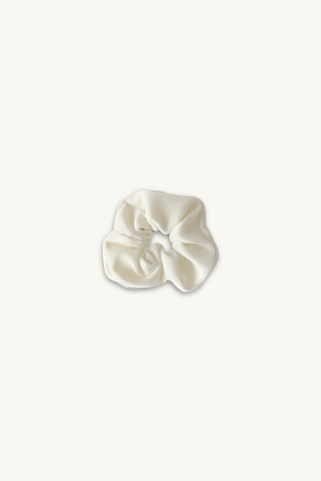 Hélène | Classic Pony | Traditional | Classic white | 
木馬社製の高級ベルベットリボンを使用した、クラシックホワイトの単色シュシュ。
直径約14cmのボリューム感と、生成りがかった温かみのある白のベルベットが、柔らかく高貴な印象を与える。
On Elegance .