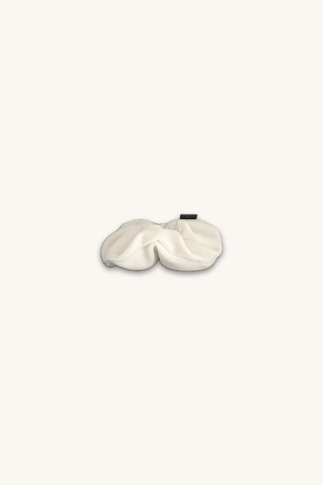 Hélène | Classic Pony | Traditional | Classic white | 
木馬社製の高級ベルベットリボンを使用した、クラシックホワイトの単色シュシュ。
直径約14cmのボリューム感と、生成りがかった温かみのある白のベルベットが、柔らかく高貴な印象を与える。
On Elegance .