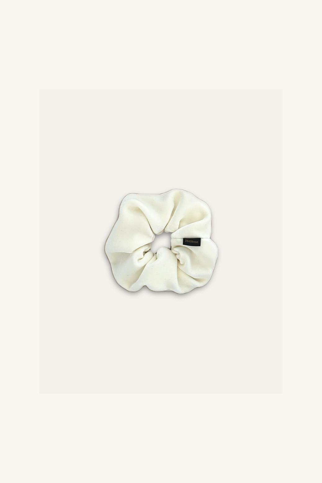 木馬社製の高級ベルベットリボンを使用した、クラシックホワイトの単色シュシュ「Classic Pony Traditional」。生成りがかった温かみのある白のベルベットが、柔らかく高貴な印象を与える。直径約14cmのボリューム感。