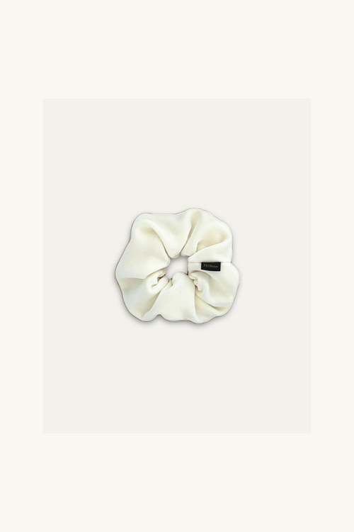 木馬社製の高級ベルベットリボンを使用した、クラシックホワイトの単色シュシュ「Classic Pony Traditional」。生成りがかった温かみのある白のベルベットが、柔らかく高貴な印象を与える。直径約14cmのボリューム感。