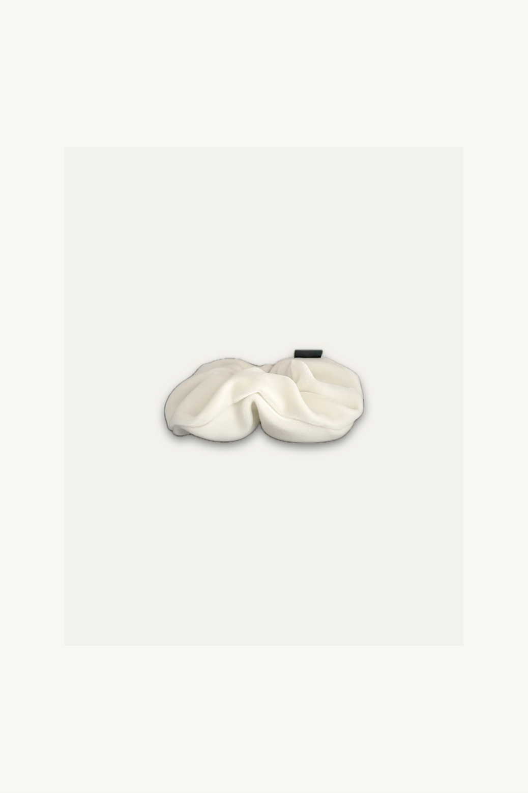 木馬社製の高級ベルベットリボンを使用した、クラシックホワイトの単色シュシュ「Classic Pony Traditional」。生成りがかった温かみのある白のベルベットが、柔らかく高貴な印象を与える。直径約14cmのボリューム感。