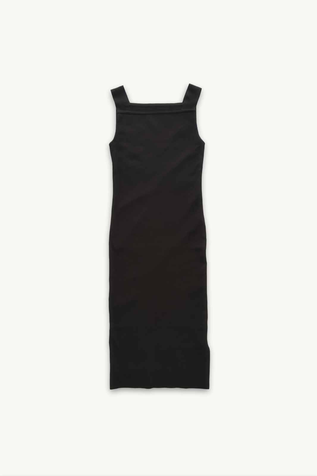Hélène | Hélène First Dress | Black | 
端正なシルエットが自信を宿す、凛としたリトルブラックドレス。
ホテルステイやラウンジ、旅先のディナーに映える上品でタイムレスなクルーズラインのワンピース。
On Elegance. Timeless Travel Wear for Hotel Stay, Lounge and Cruising.