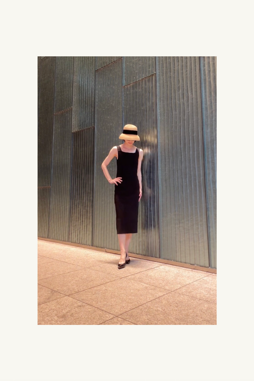 Hélène | Hélène First Dress | Black | 
端正なシルエットが自信を宿す、凛としたリトルブラックドレス。
On Elegance .